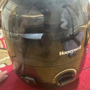 Humidifier Honeywell almost new